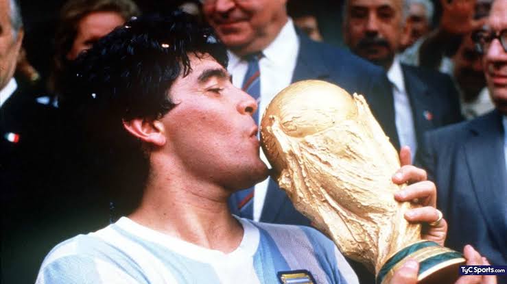 Diego levantando la copa en el Azteca (1986)