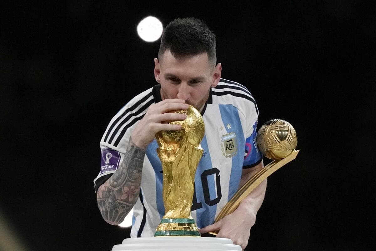 Messi tocando por primera vez la copa en Qatar (2022)