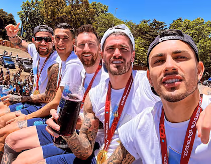 Los muchachos en el festejo de Argentina Campeón (2022)